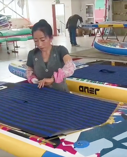 Склеивание коврита и аксессуаров для выхода в открытый космос